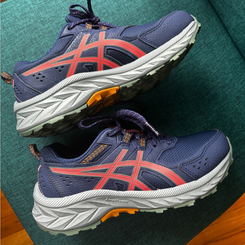 Practically new ASICS GEL-Venture 9 size 5.5 wide